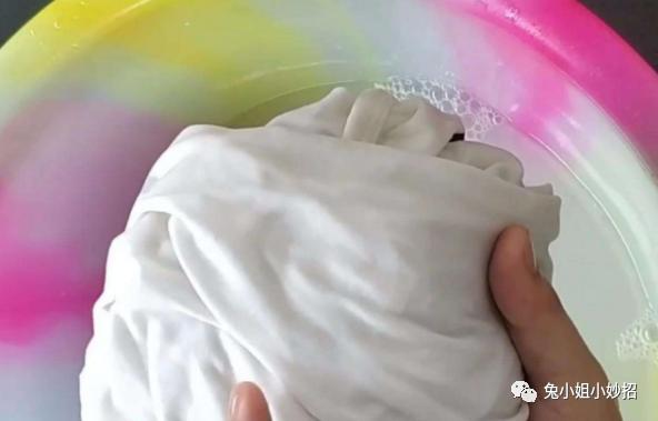 衣服领口发黄怎么洗掉,白色衣服领口发黄怎么洗白