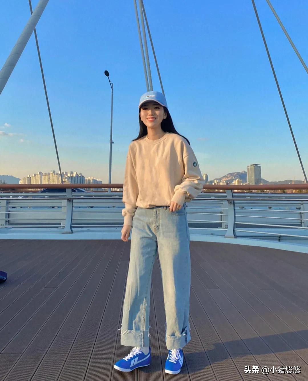 连帽卫衣白色帆布鞋高级穿搭,绿色卫衣配帆布鞋还是老爹鞋