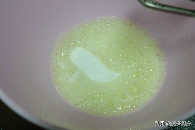 不用面粉做蛋糕只用鸡蛋和牛奶,低糖蛋糕的做法烤箱