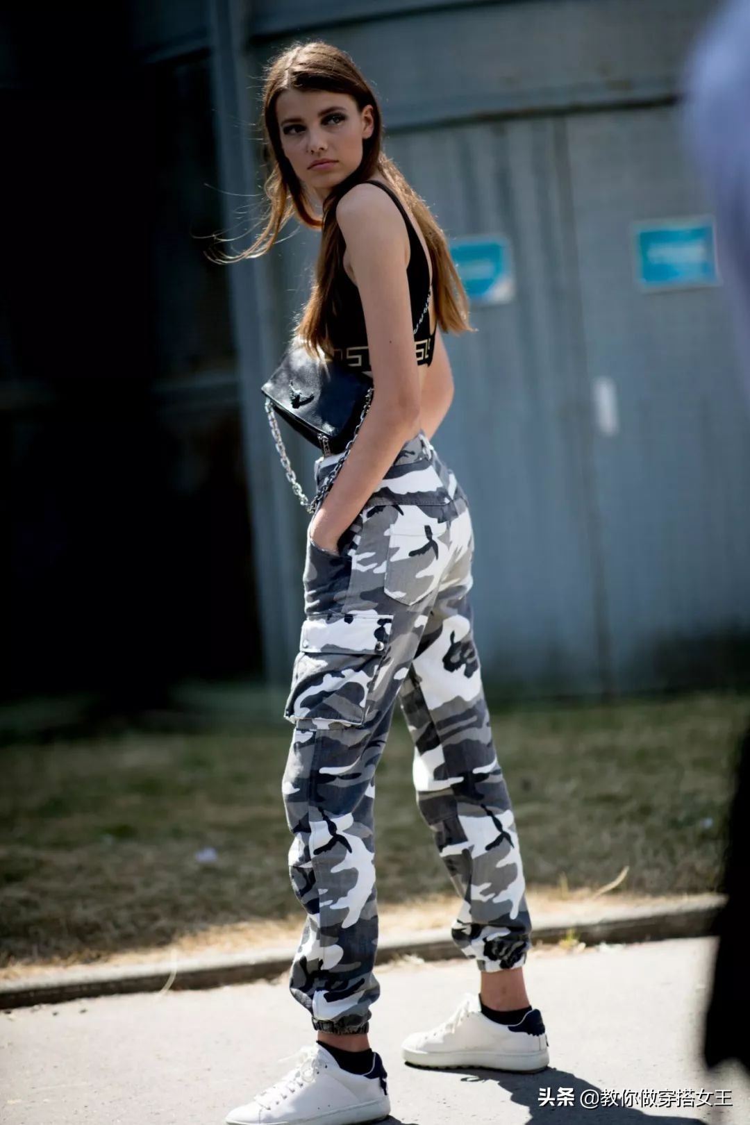 2020最潮搭配少不了这一条工装裤,初秋工装裤搭什么上衣