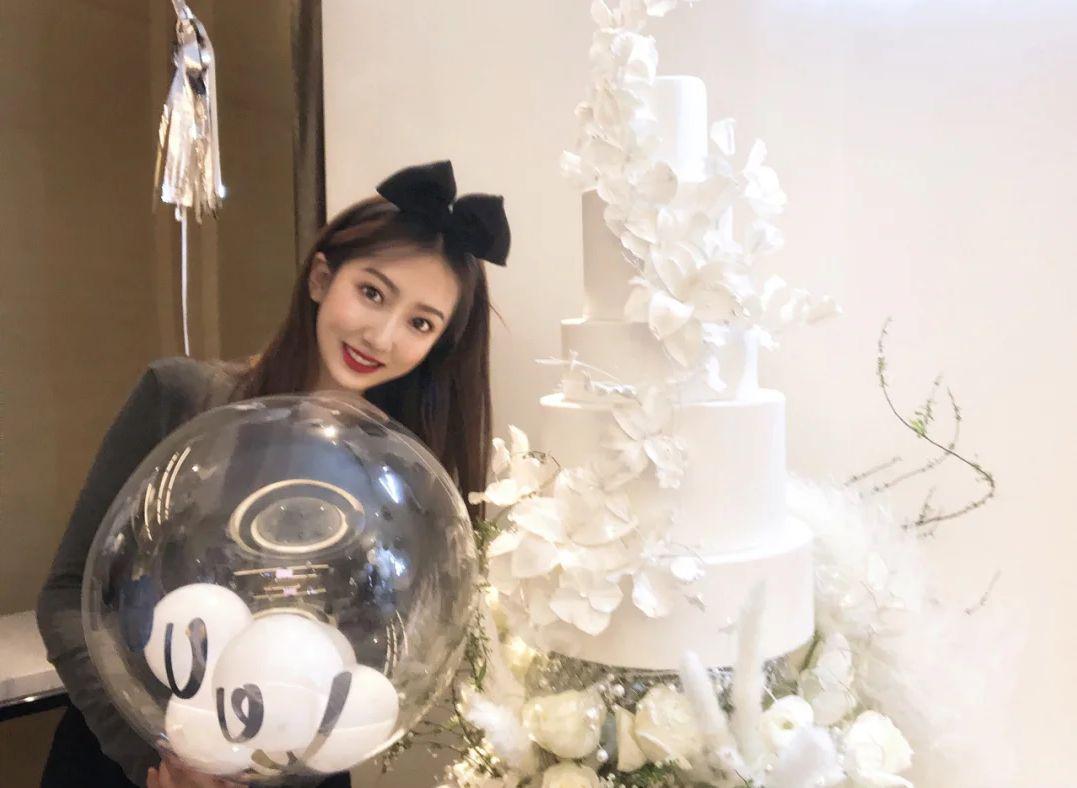 不愧是大火的小金条，显白有气质，盲选都不会错，这是来抢钱的？