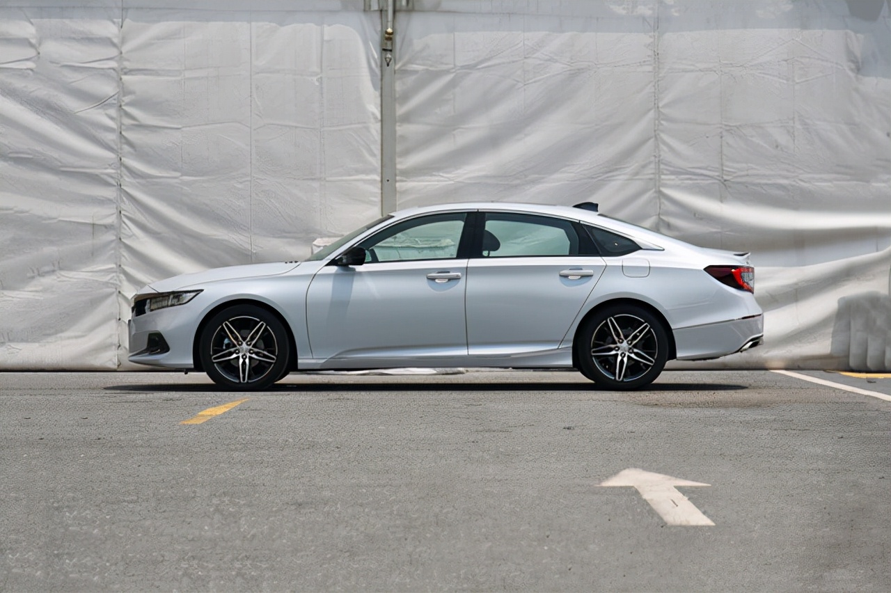 看看20年前的老皇冠，不得不感叹：现在的车质量真的*退倒**了