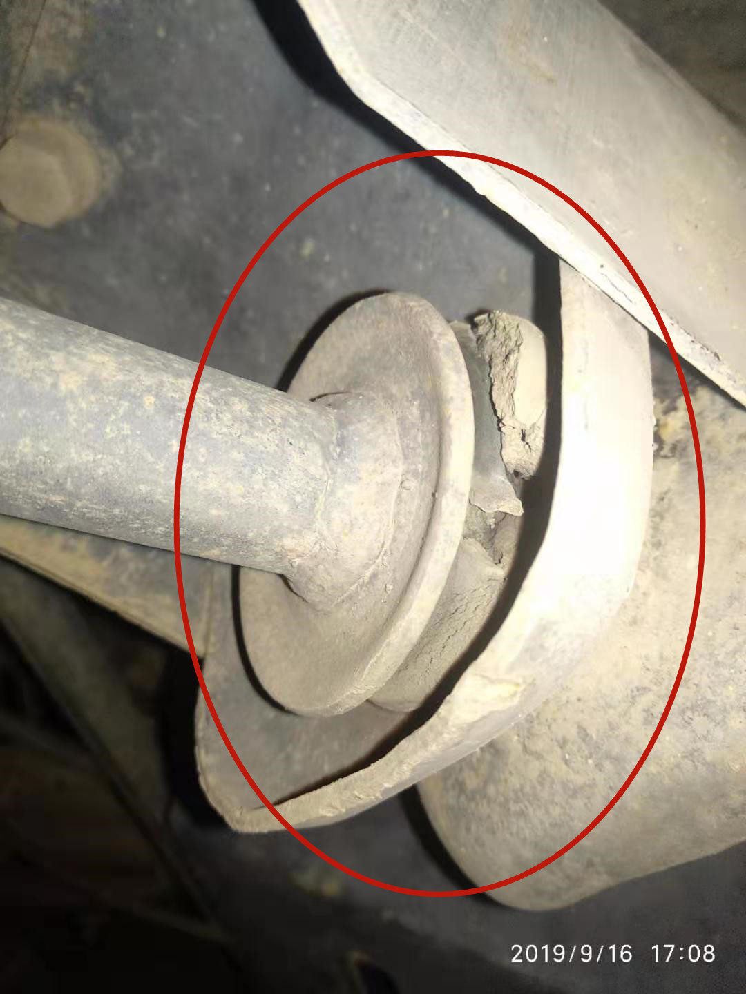 神车“五菱之光”,坑洼路段底盘异响,师傅:小问题