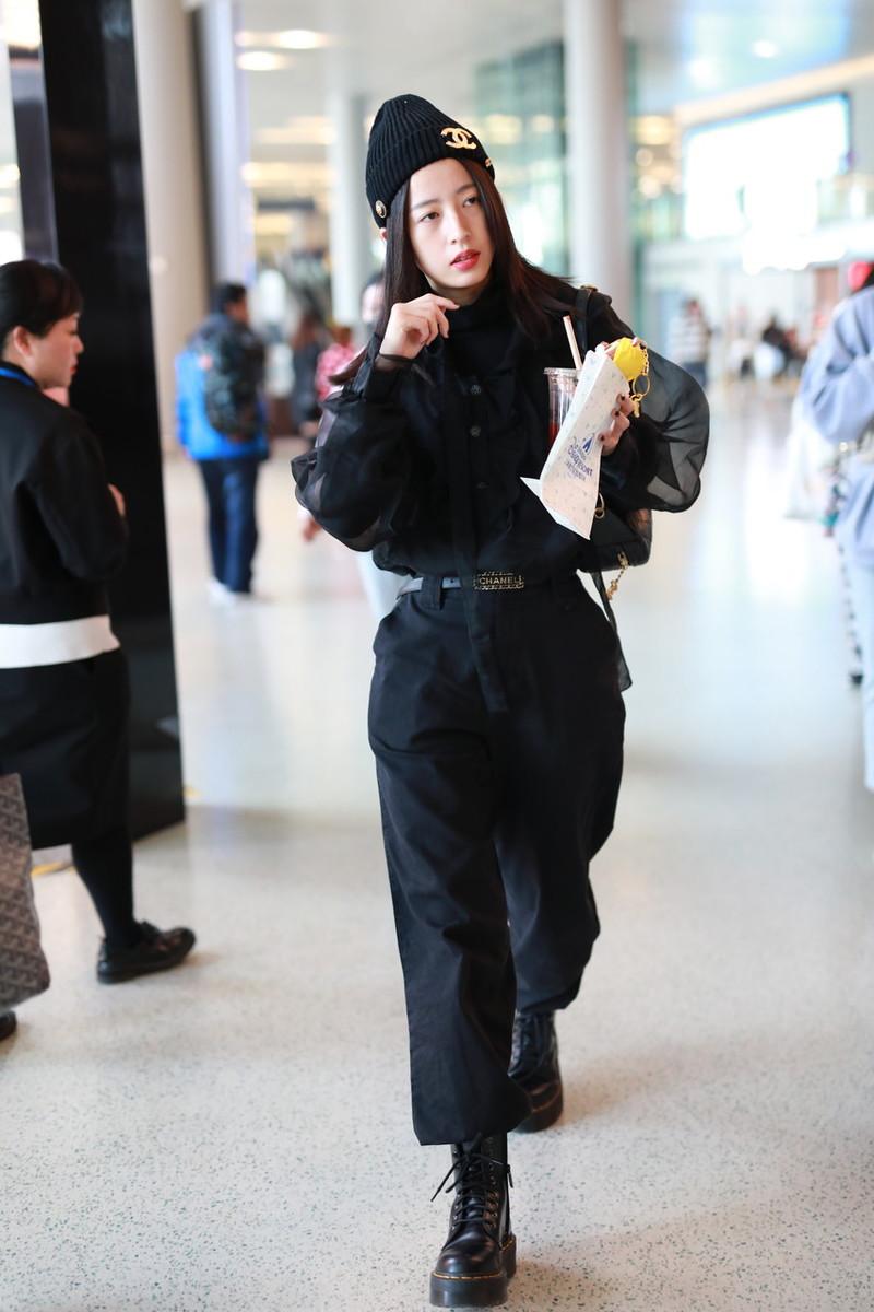 周雨彤最新穿衣搭配,周雨彤减龄穿衣搭配