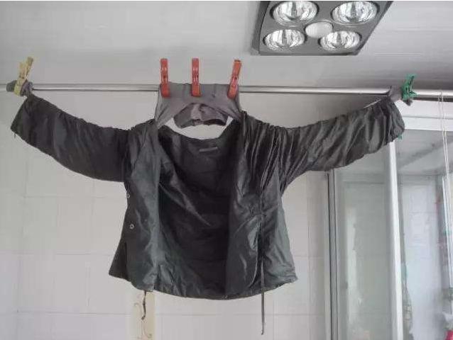 羽绒服什么颜色比较经典耐看耐脏,白色羽绒服脏了不用水洗教你一招