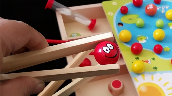 怎么解决孩子总是乱拿东西,小孩拿东西拿不稳怎么回事