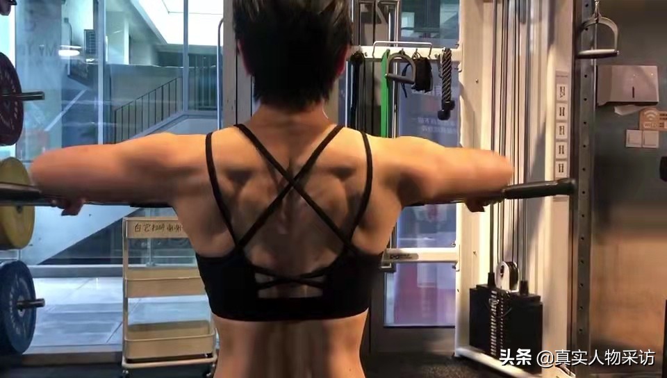 53岁大妈能练出八块腹肌,60岁健身阿姨腹肌