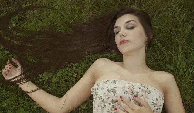 夏天到了，朋友看见我刮腋毛，她赶紧跟我学习技巧