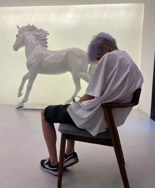 路人晒与鹿晗踢足球合照,鹿晗的素颜真实照片直播