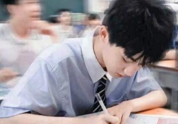 马嘉祺正走在高考的路上,马嘉祺高考闭关纪录片