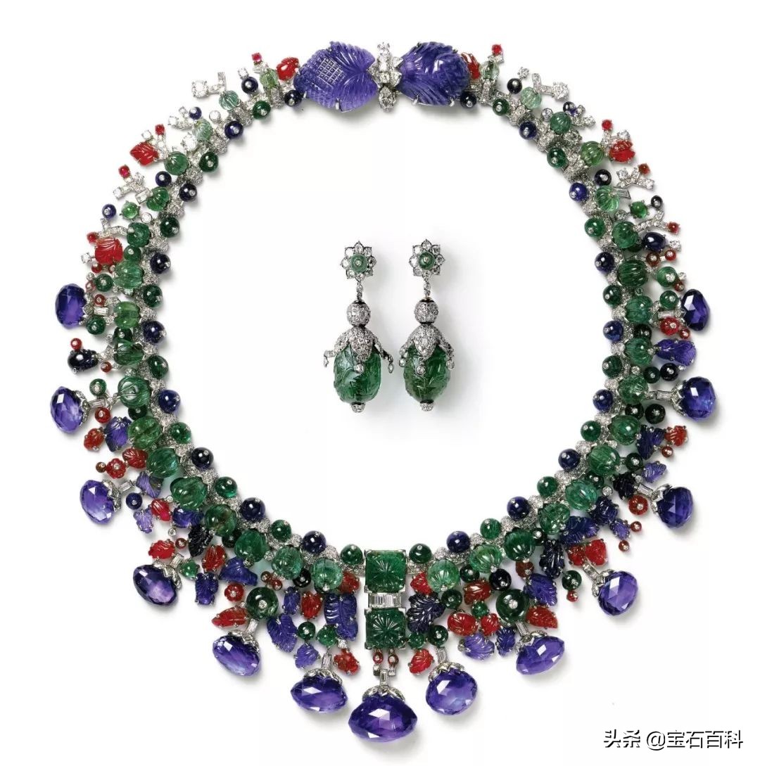 戴红宝石,戴红宝石的女人