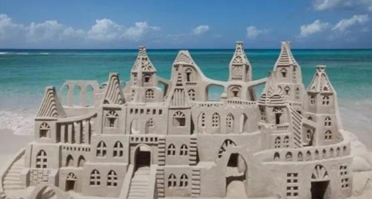 巴西一雕刻家在沙滩“建国”，称王22年，靠和游客拍照维持生计