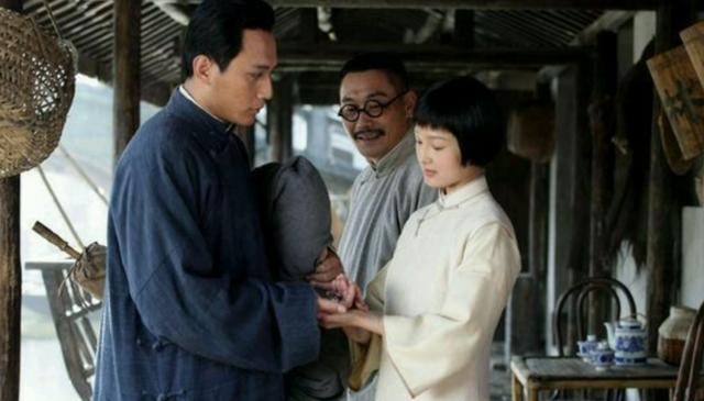 毛*东泽**敲响了“板仓杨寓”大门，一个圆脸大眼睛的少女出现在眼前