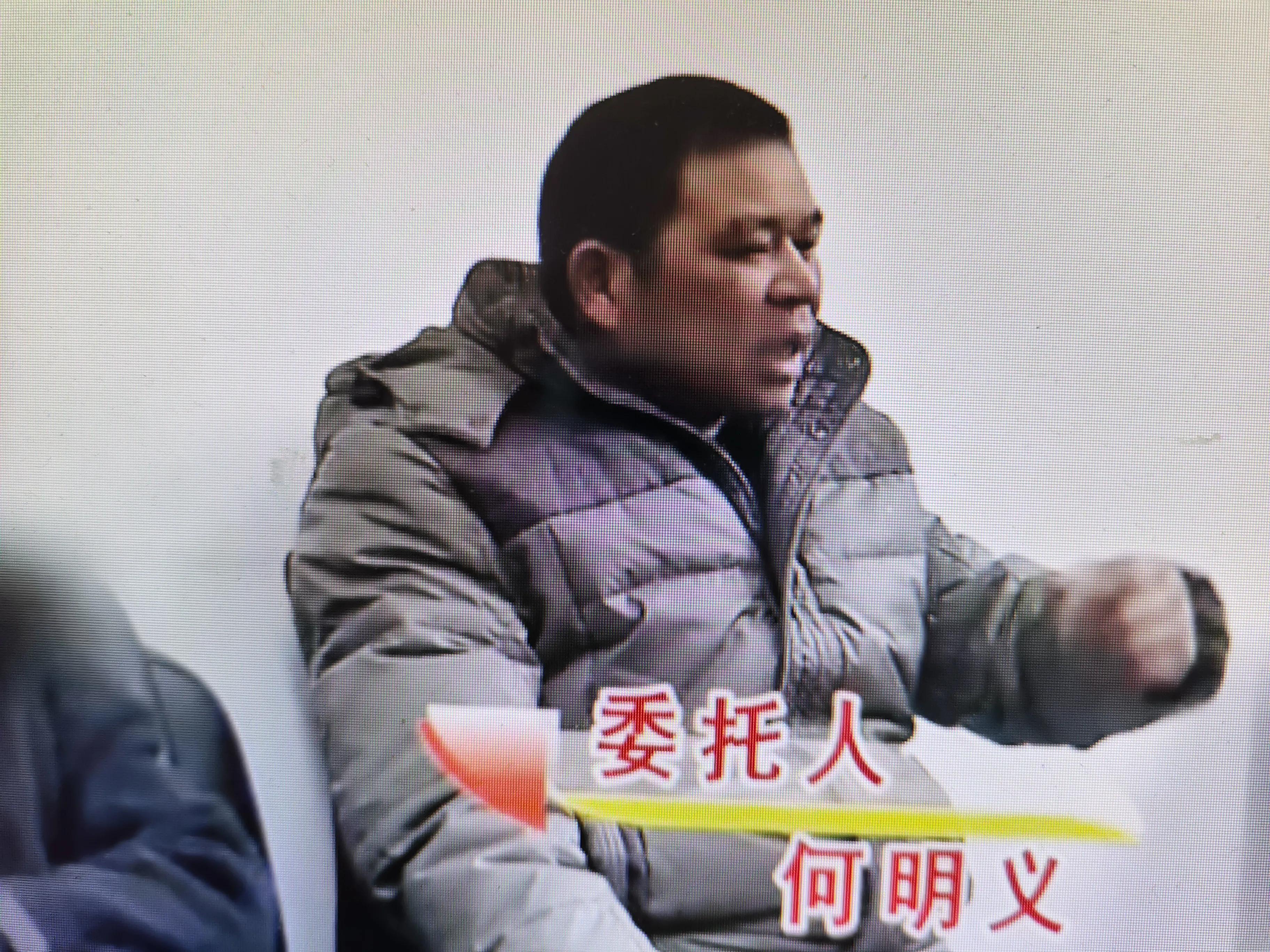 何明义说，妻子余华今年七月车祸去世了