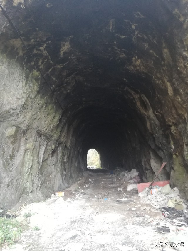 看到这个老铁路洞口，我莫名的伤心，童年的记忆都给我勾出来了