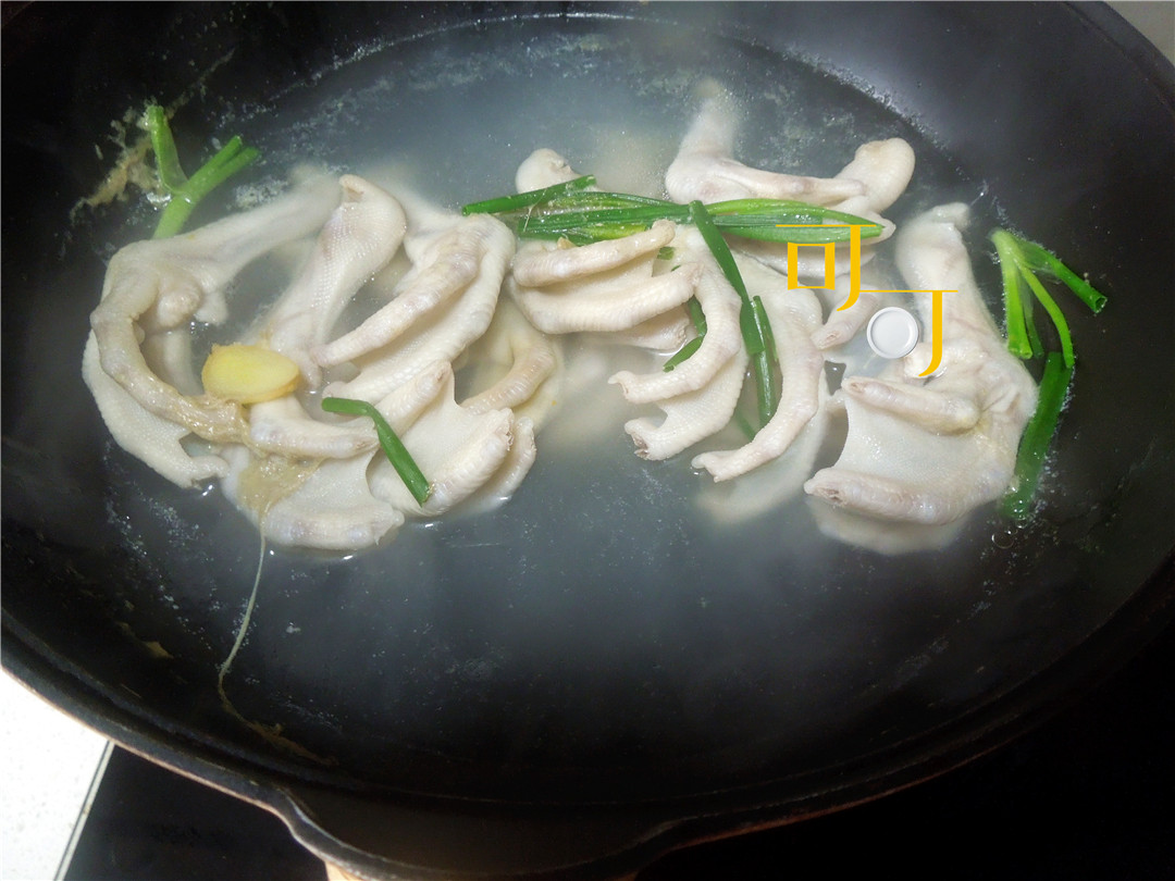 卤鸭掌当下酒菜很下饭,香辣无骨鸭掌一串