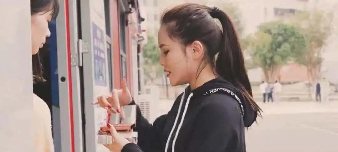 “后宫佳丽”40万，送奔驰送苹果，她如何称霸美妆圈？