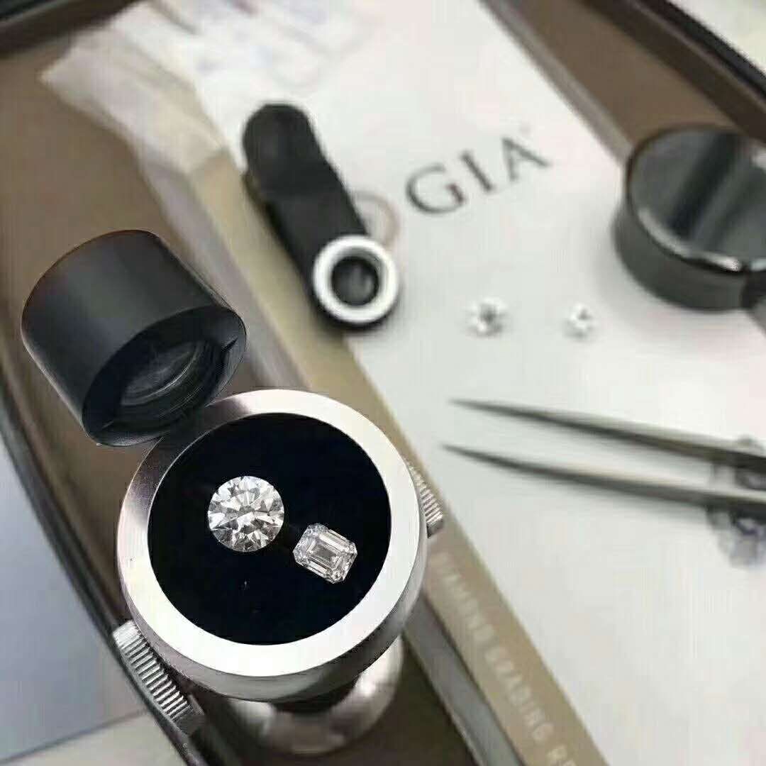 买钻石是买裸钻还是买大品牌的,钻石定制便宜还是专柜