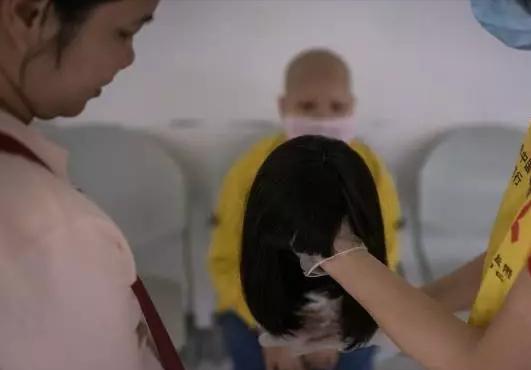 光头女士假发店,假发店的女孩