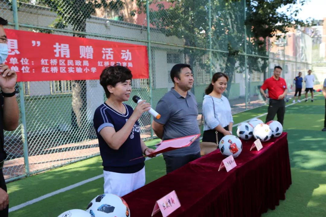 足球学校捐赠仪式新闻,足球公益活动进校园