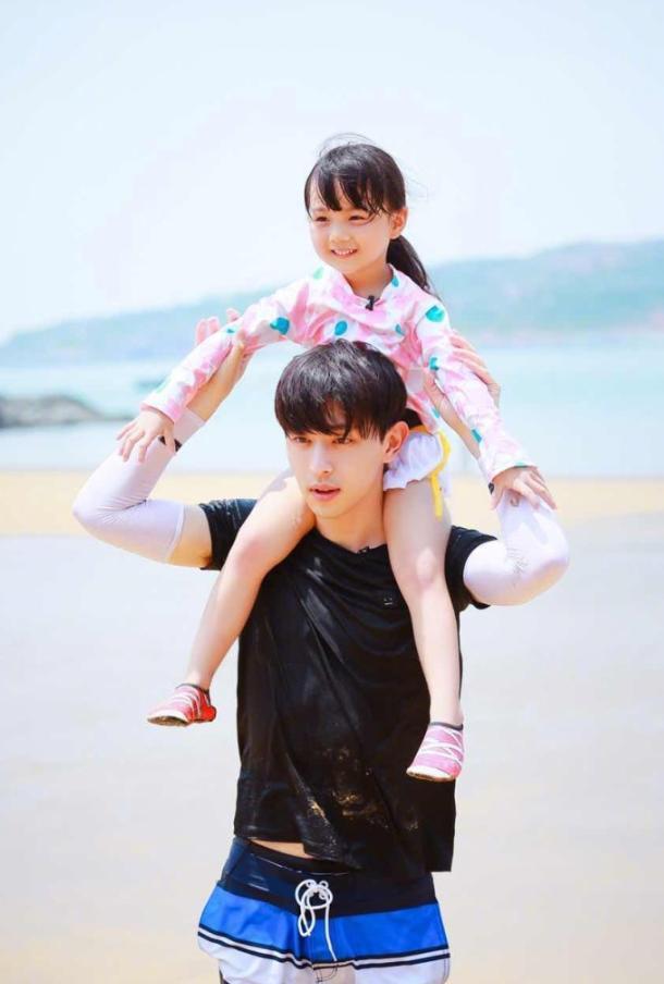 邓伦，身高185cm，体重才65kg，靠3点维持身材，不怕胖