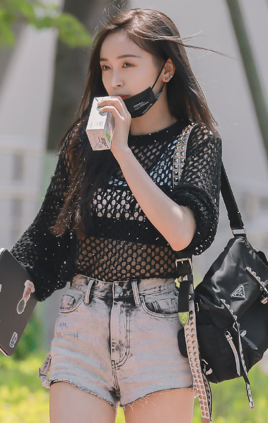 吴宣仪米色渔网裙写真,吴宣仪海边吊带连衣裙