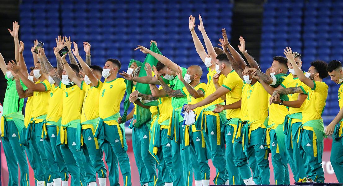 巴西男足夺冠拒穿中企赞助领奖服,巴西男足不领奖不穿中国服