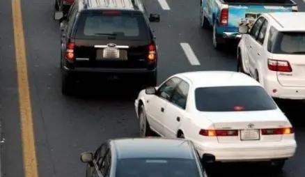 开车姿势看出你开车速度,怎么判断驾驶员开车稳不稳