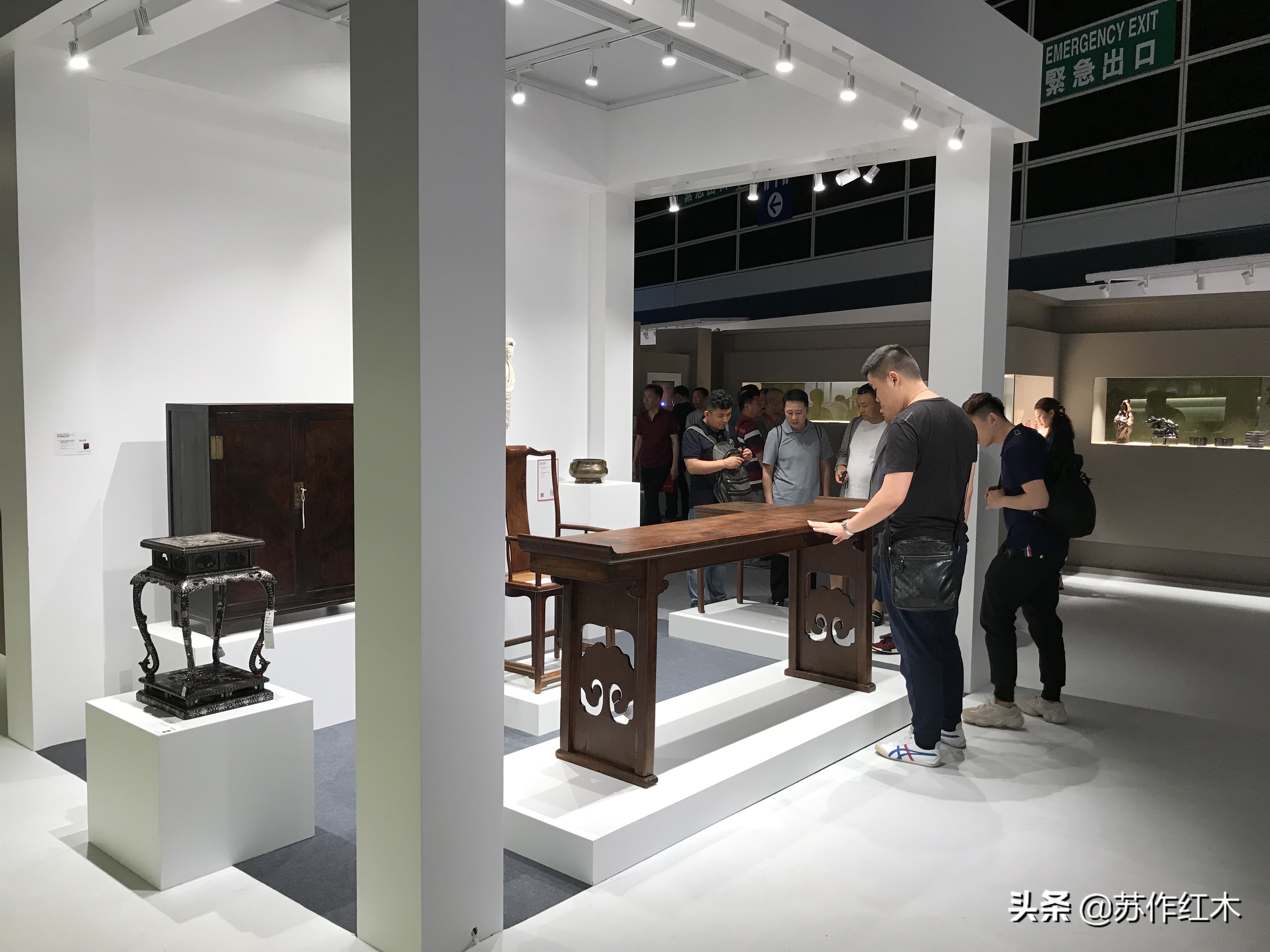 黄花梨翘头双龙捧寿纹,黄花梨小翘头纹