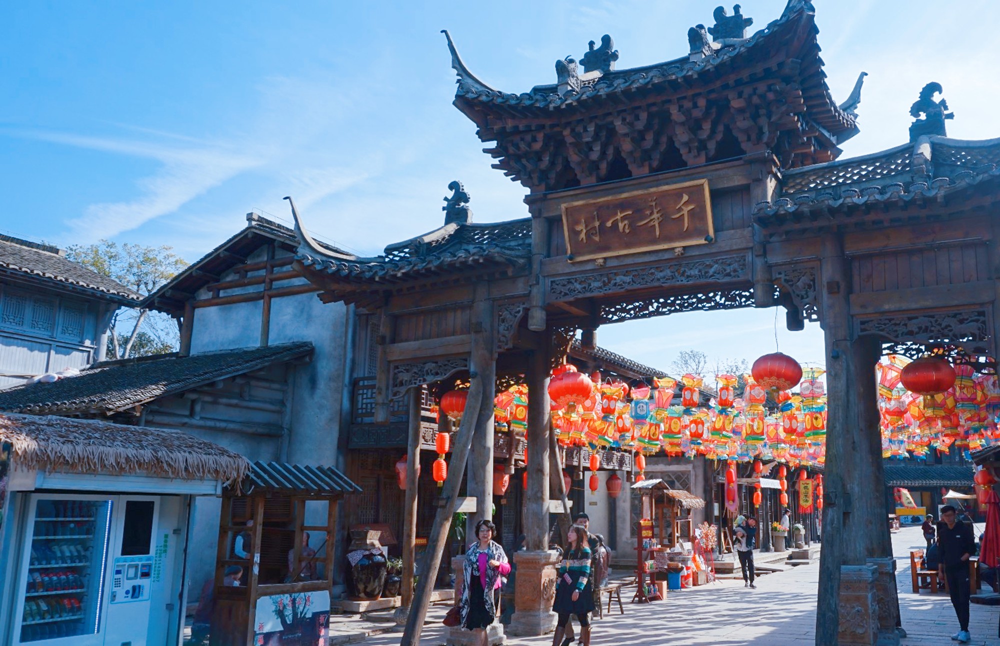 江苏“傲娇”古村，游客买东西用铜板，景区建议不给纸币和扫码