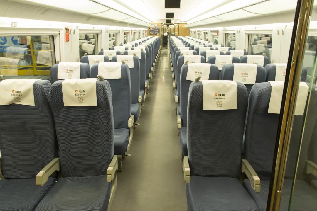 动车上有小桌板吗,动车上的小桌板怎么弄