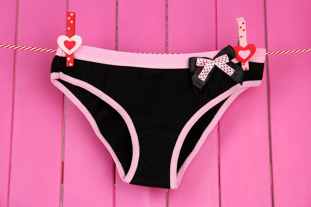 裤边有些脏是什么原因,裤底老是湿湿的是怎么回事