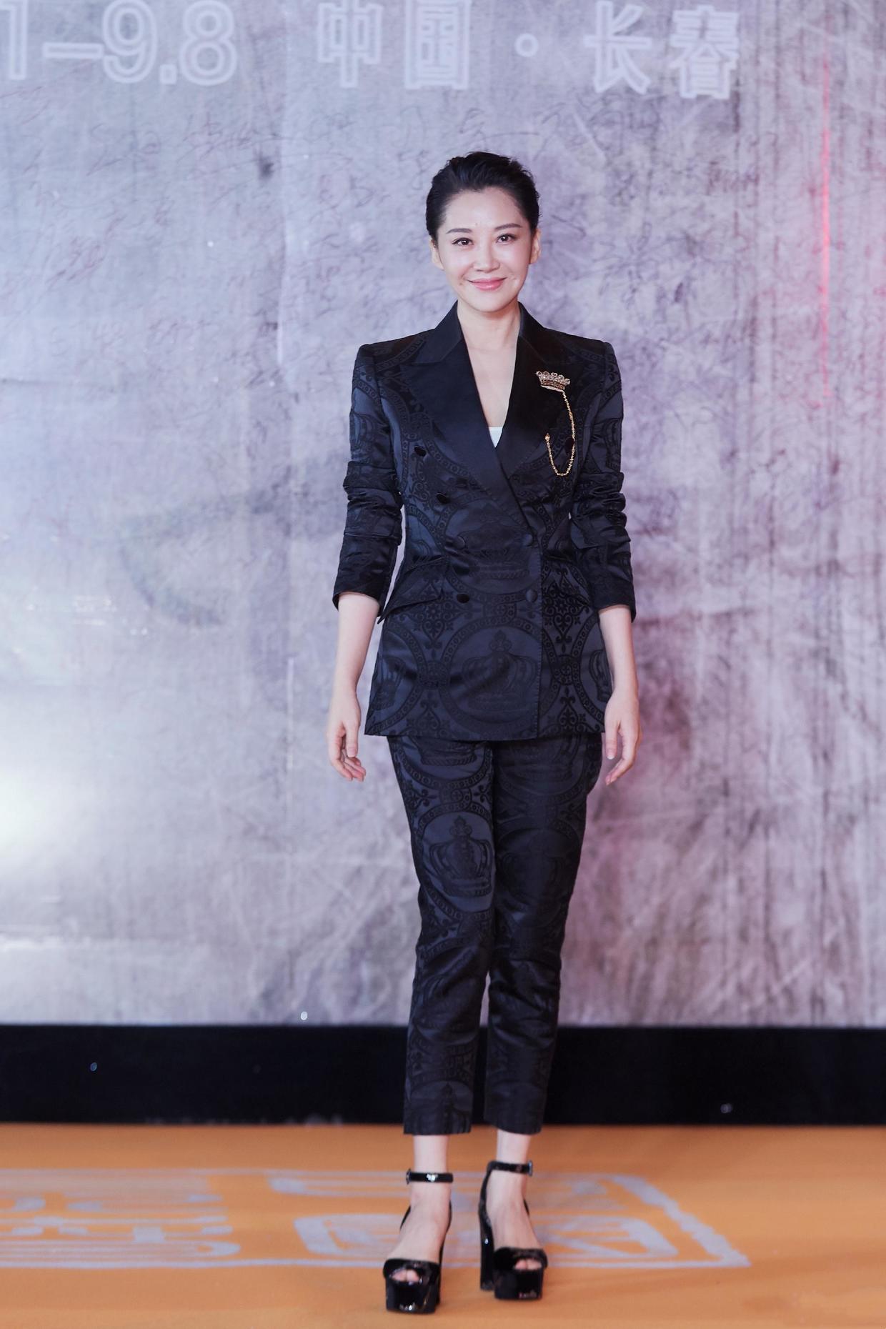 49岁许晴穿着打扮像个19岁少女,54岁许晴穿搭