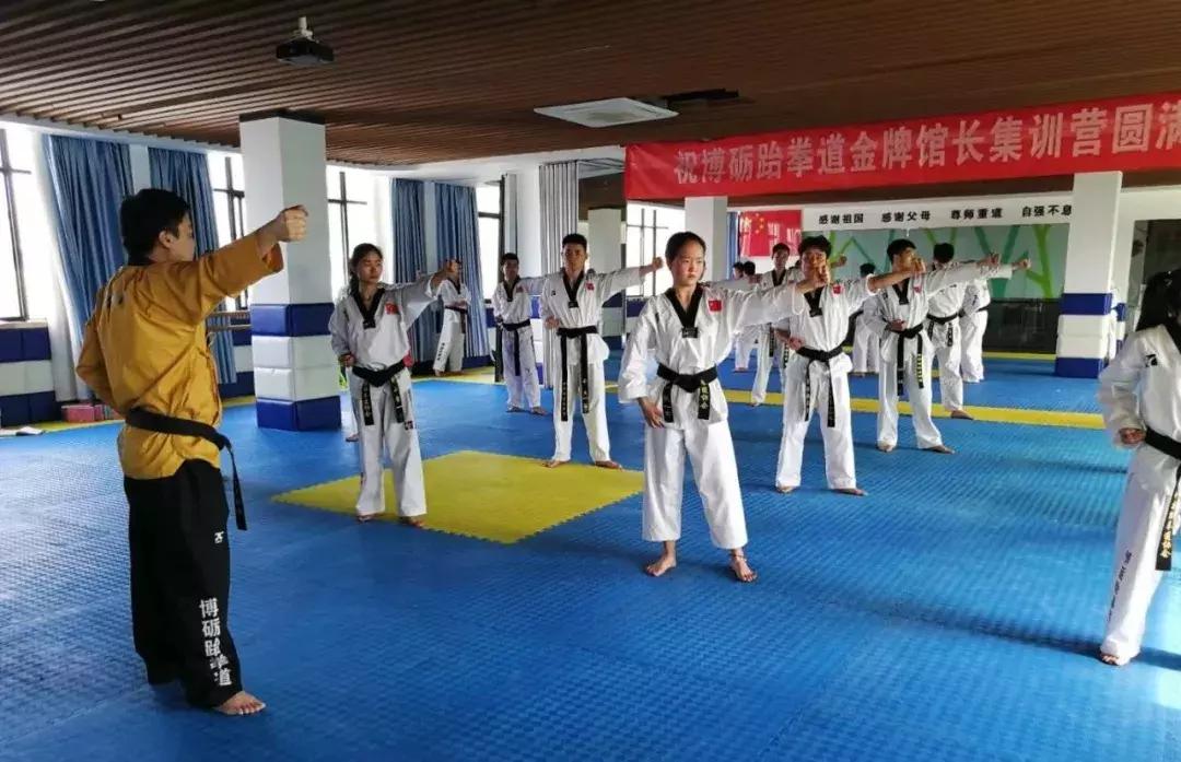 花式压腿训练,老师压腿训练