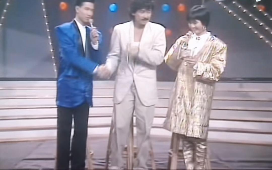 买二手衣服回家补、一张椅子用18年，这8位明星，有钱也没乱花