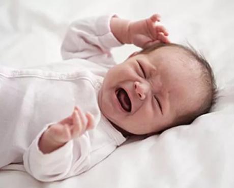 宝宝胀气睡得多是怎么回事,新生儿不胀气了是不是就睡得好了