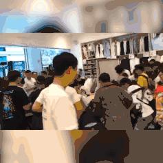 优衣库上演“丧尸围城”，大爷大妈们看呆了...