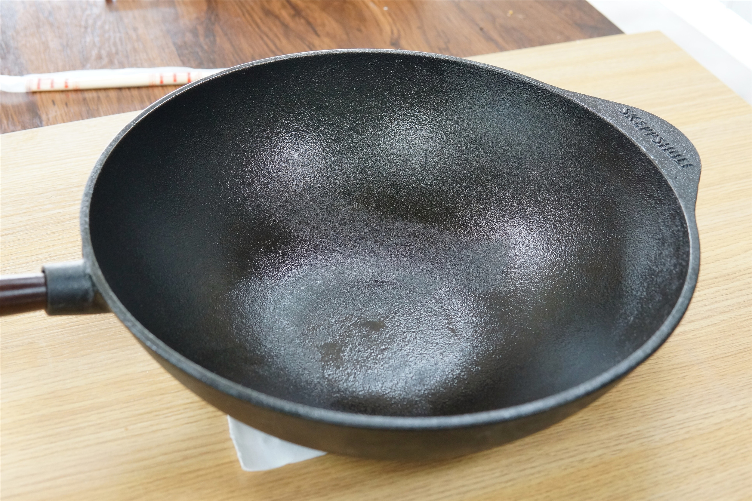 新铁锅如何开锅才不生锈不粘锅,新铁锅怎么开锅不沾油烟