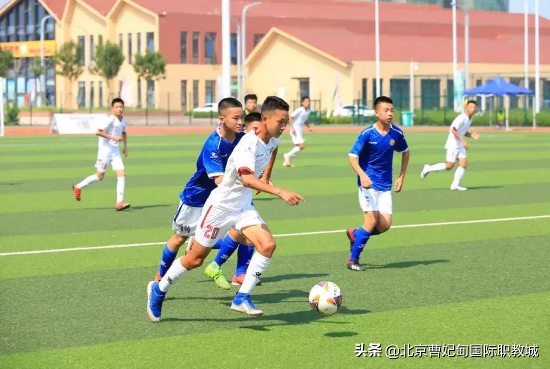 酷暑炎夏也挡不住球友打球的决心,足球绿茵场上的激情与梦想