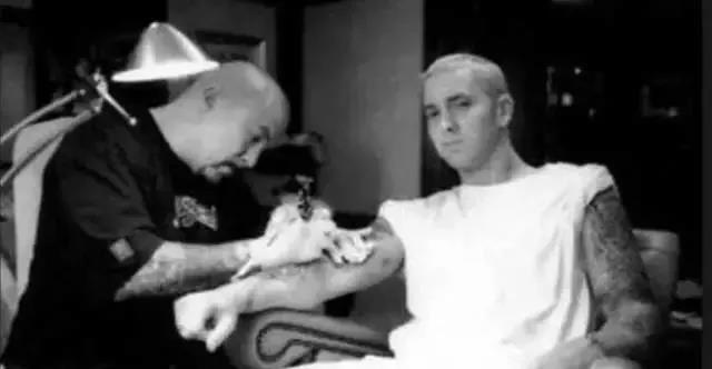 一个在鞋上做纹身的男人