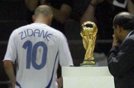 足坛历史前十中锋大罗,马拉多纳和贝利谈c罗大罗