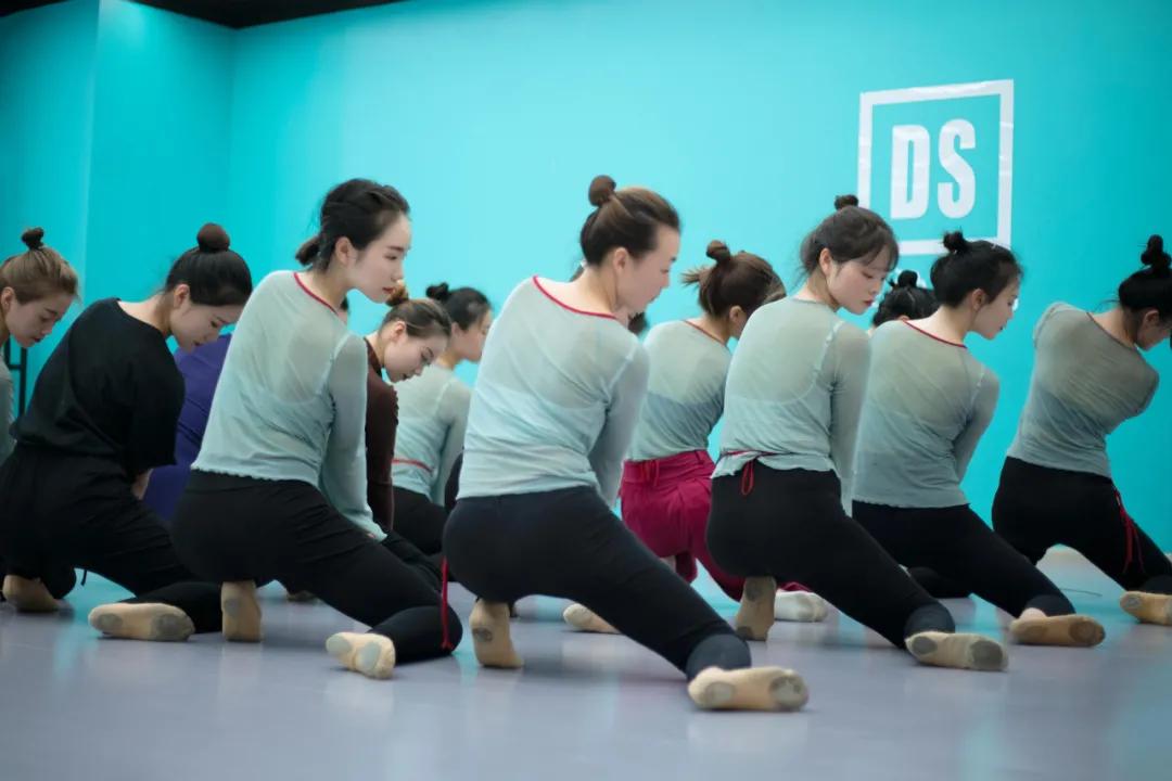 舞蹈大长腿就是这样炼成的,舞蹈生的大长腿是怎么练出来的