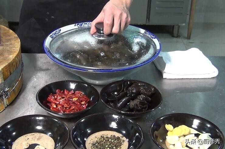 厨师教你泥鳅正确做法,麻辣泥鳅穿豆腐四川做法