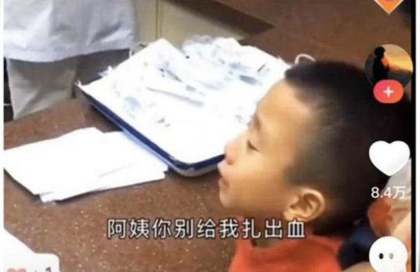宝宝打针微笑面对护士秒变脸,小孩打针被护士夸赞逐渐迷失自我