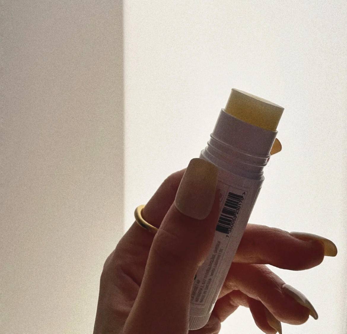 嘴唇水嘟嘟的太可爱了，但你的怎么还那么干瘪