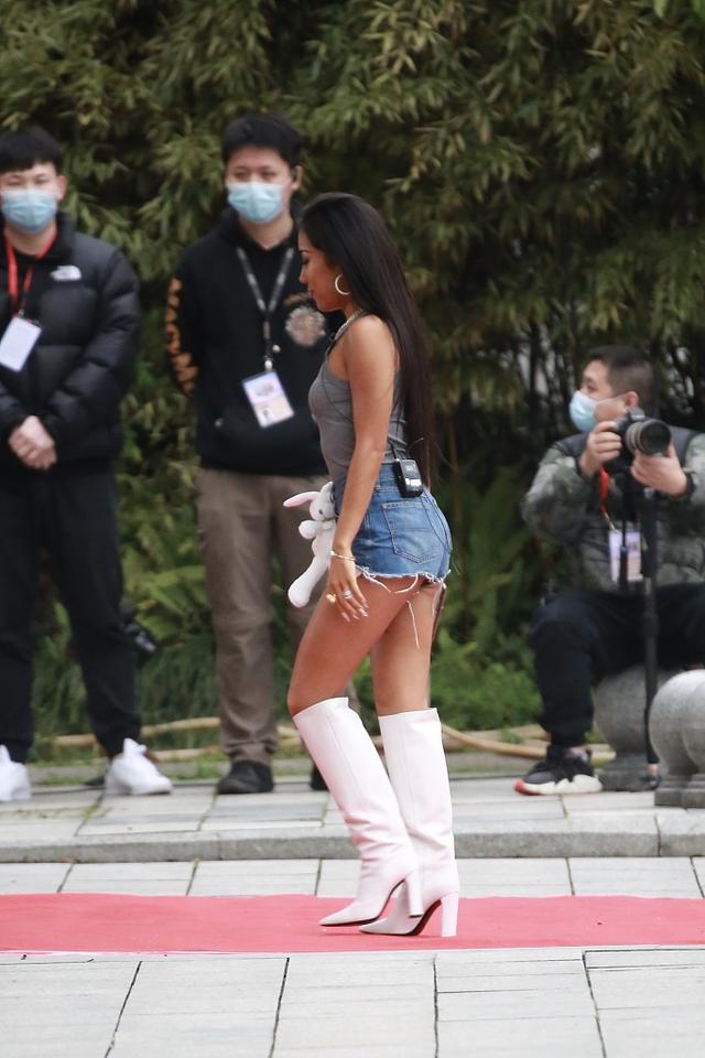 吉克隽逸穿长筒靴,吉克隽逸的穿搭