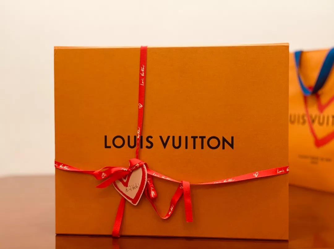 28岁生日礼物收了个LV的包，我老板米姐送的，简直太震惊了