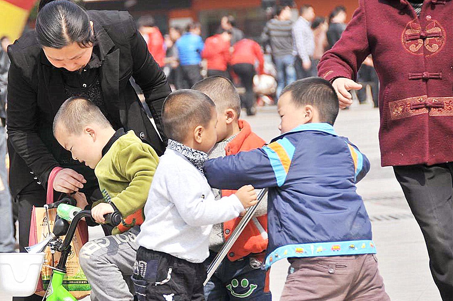 孩子被欺负妈妈教她还击,宝宝被欺负家长当时该怎么做