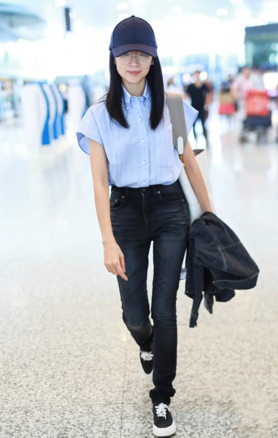 董洁简直了，衬衫非要加两个“灯罩”，竟将手臂衬得跟牙签一样细