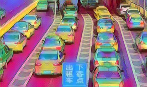 出租车将共享电动车拉出城,出租车司机破坏共享电动车